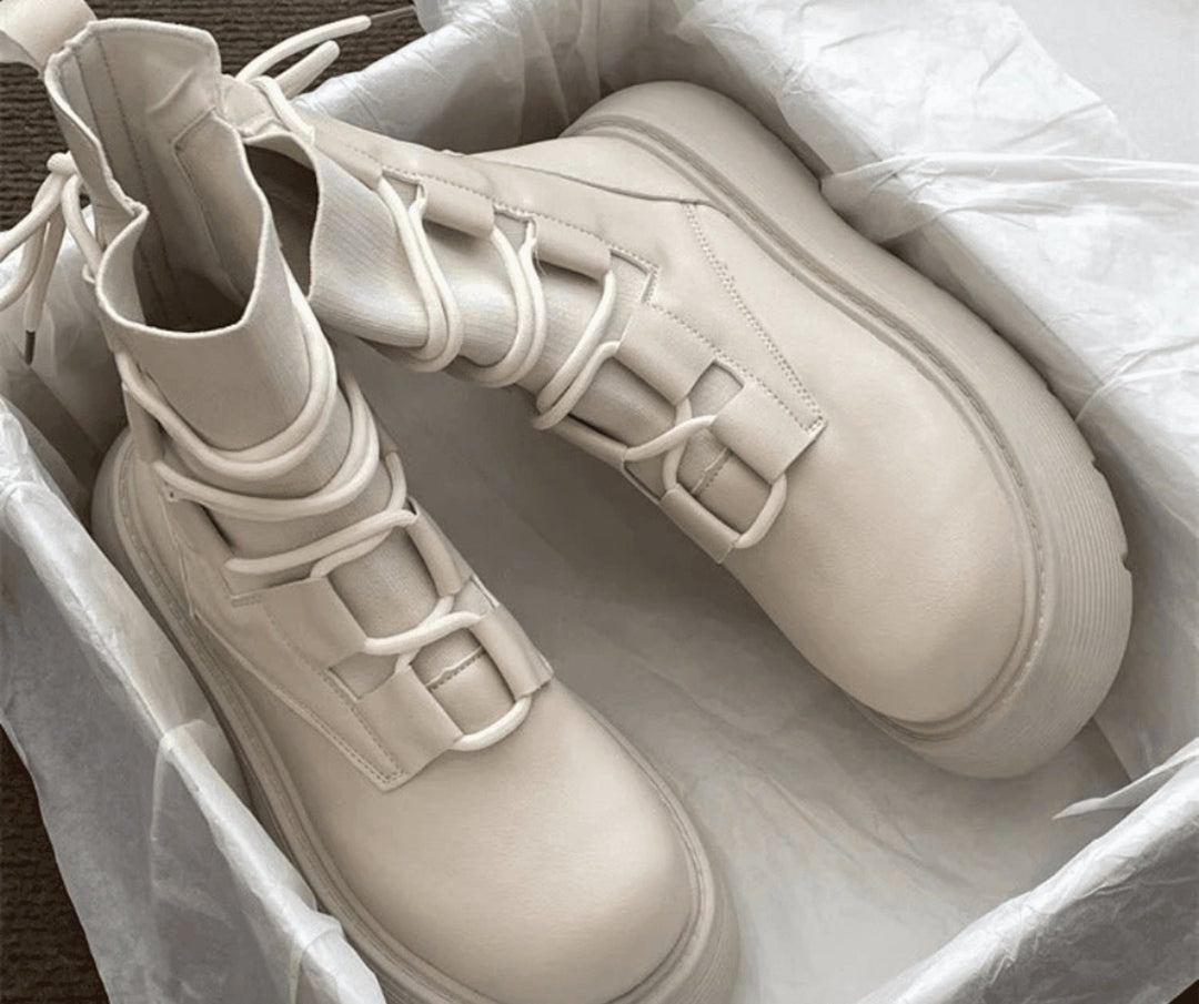 Calçado feminino de outono/inverno: botas militares plataforma com atacadores e fivelas decorativas.