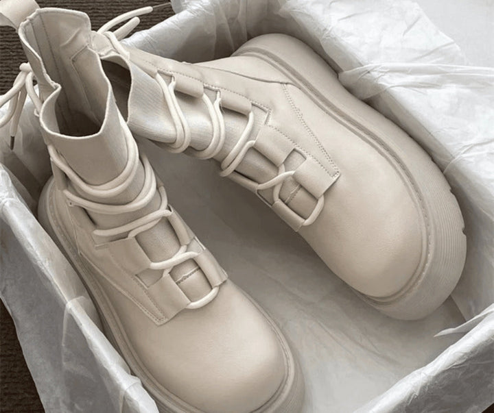 Calçado feminino de outono/inverno: botas militares plataforma com atacadores e fivelas decorativas.