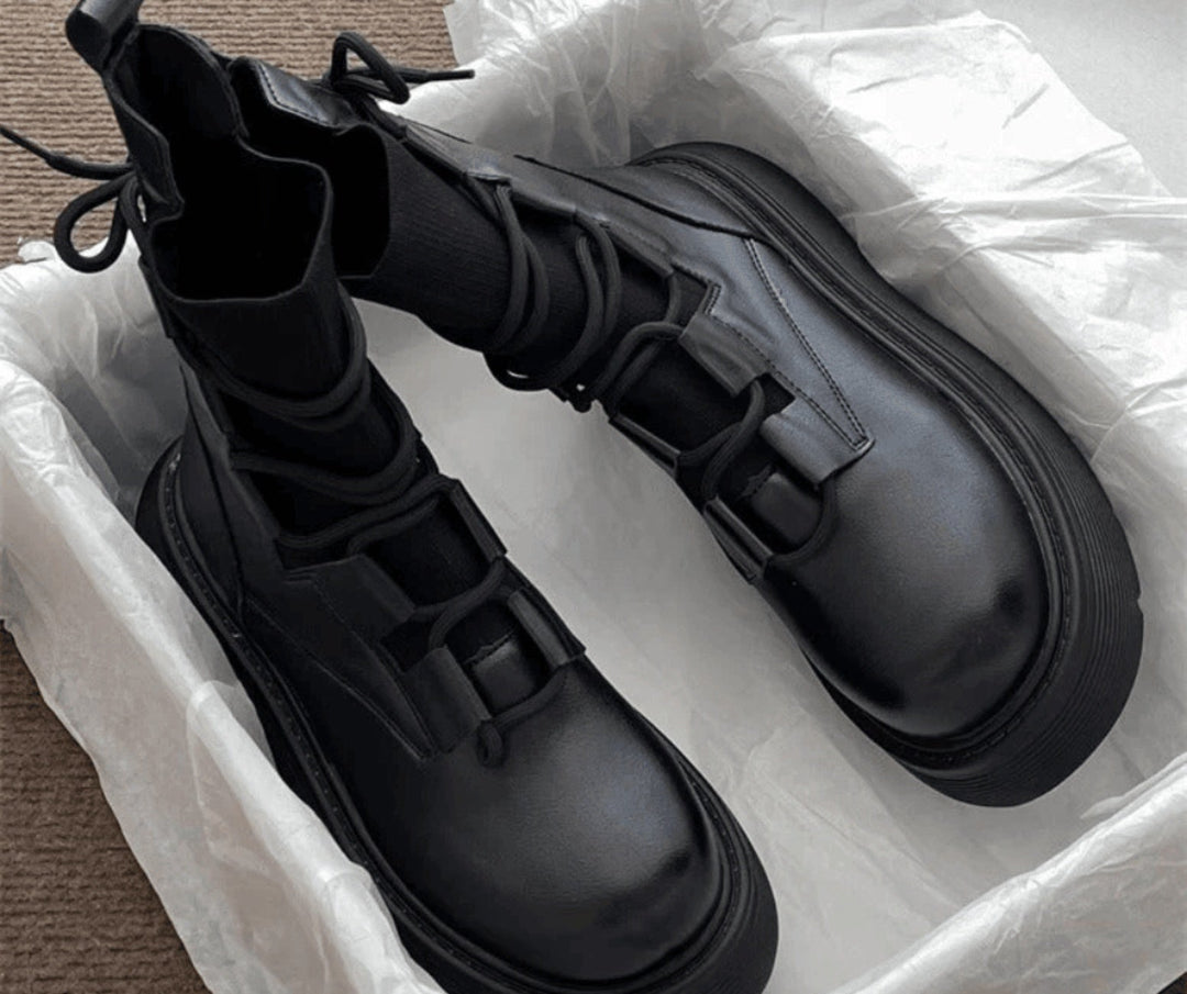 Botas femininas militares de plataforma com atacadores frontais, ideais para outono e inverno.