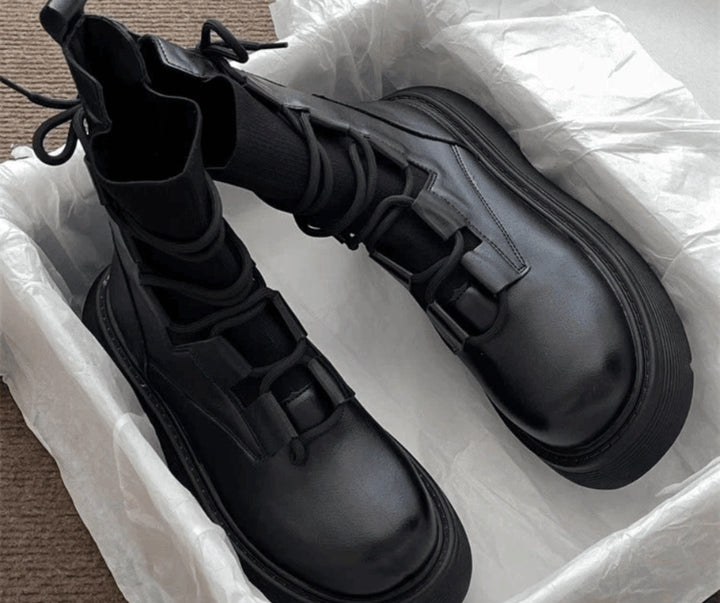 Botas femininas militares de plataforma com atacadores frontais, ideais para outono e inverno.