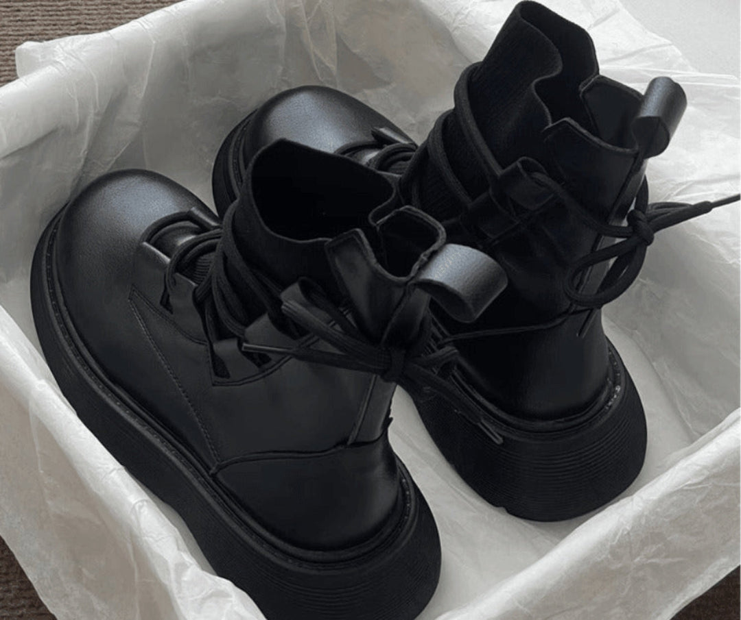 Botas urbanas femininas de plataforma, estilo militar, com fivelas ajustáveis e atacadores para conforto.
