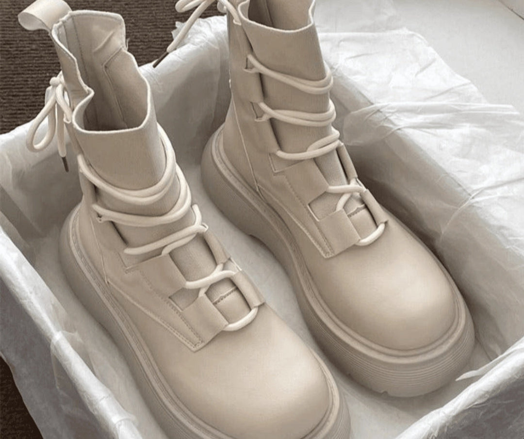 Botas femininas robustas de plataforma estilo militar, com atacadores e fivelas. Perfeito para look urbano.