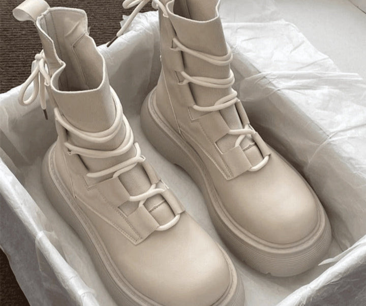 Botas femininas robustas de plataforma estilo militar, com atacadores e fivelas. Perfeito para look urbano.