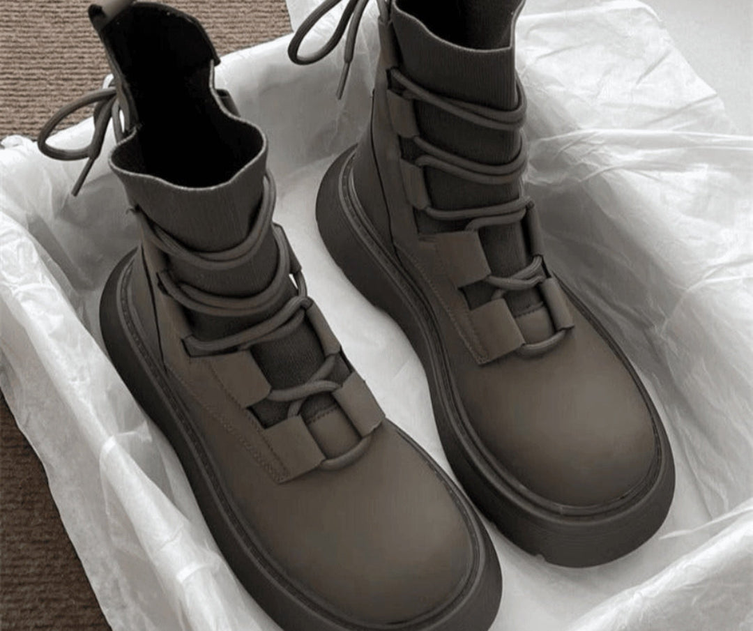 Calçado feminino: botas militares de plataforma para outono/inverno, com atacadores e fivelas elegantes.