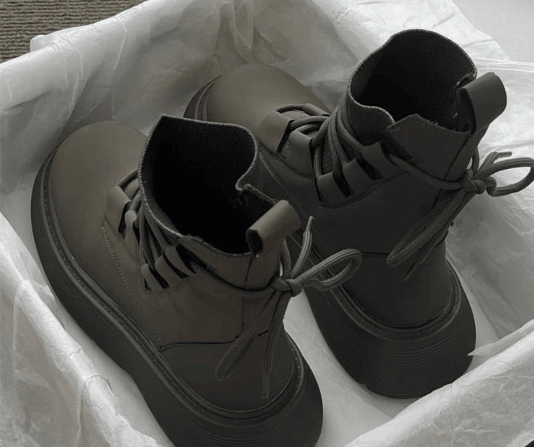 Botas femininas de plataforma estilo militar, essenciais para o guarda-roupa urbano com atacadores e fivelas.