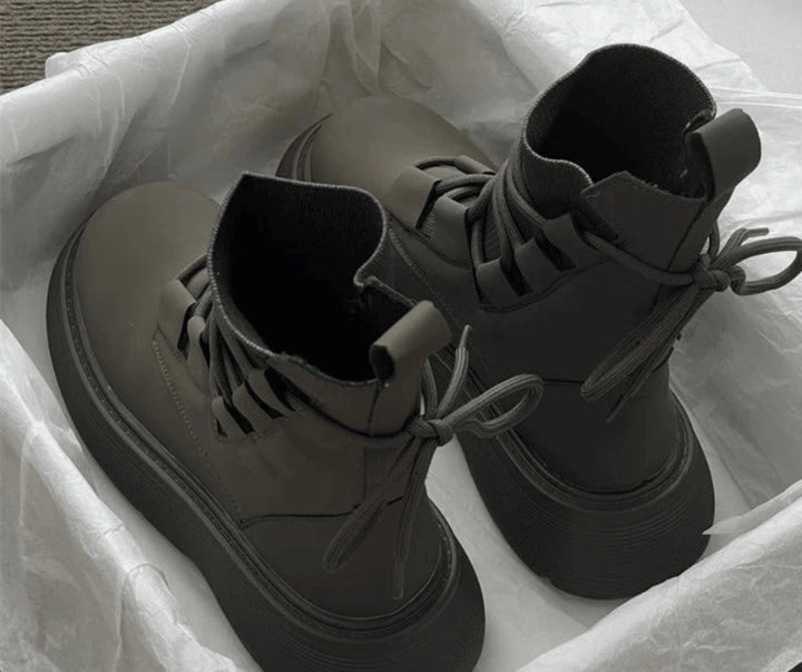 Botas femininas de plataforma estilo militar, essenciais para o guarda-roupa urbano com atacadores e fivelas.