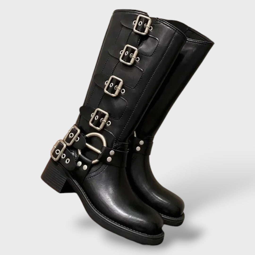 Botas pretas de pele cano alto mulher, com fivelas decorativas, estilo moto, calçado feminino tendência.