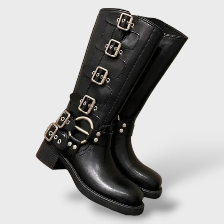 Botas pretas de pele cano alto mulher, com fivelas decorativas, estilo moto, calçado feminino tendência.