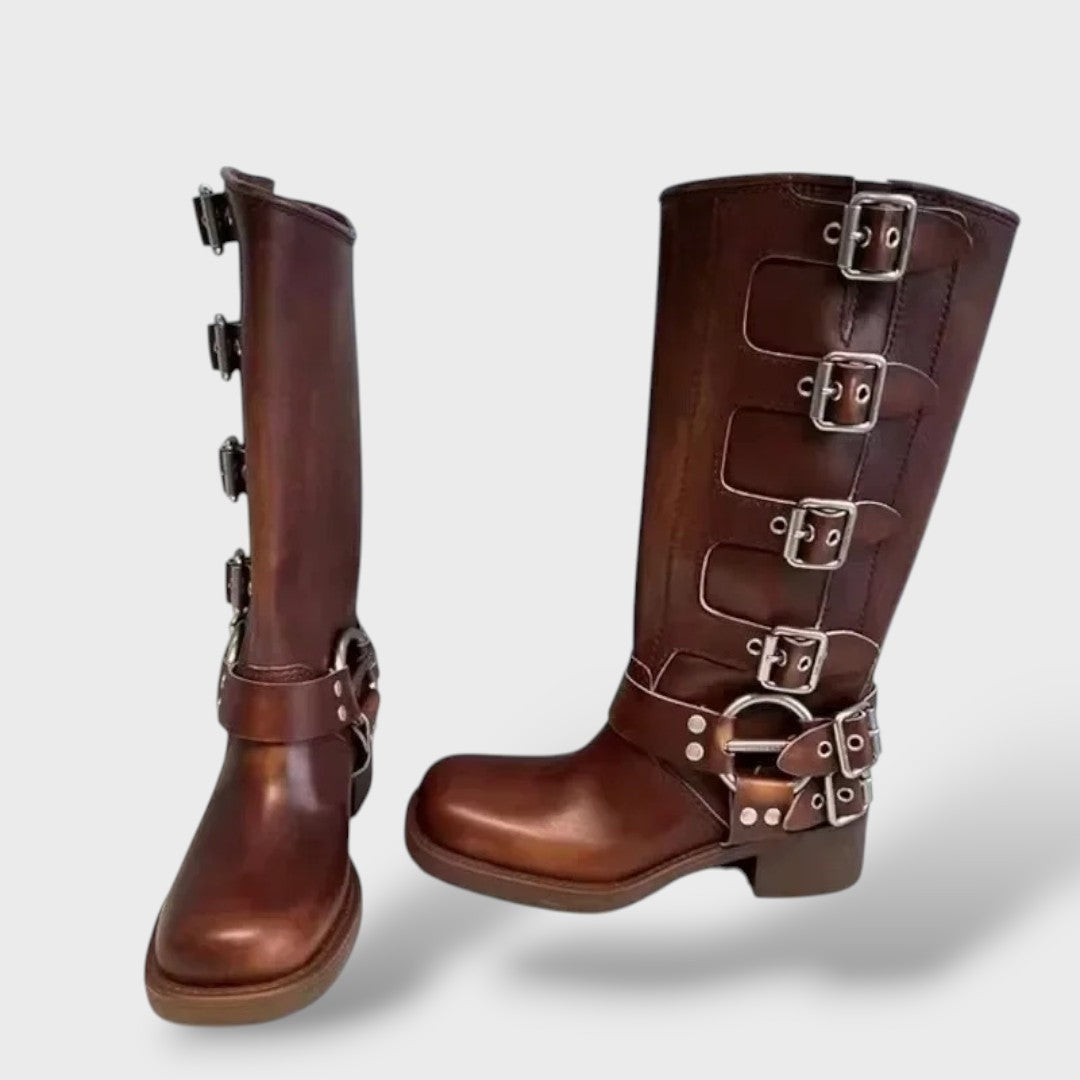 Botas de pele femininas estilo moto, cano alto e fivelas. Perfeitas para um look moderno no inverno.