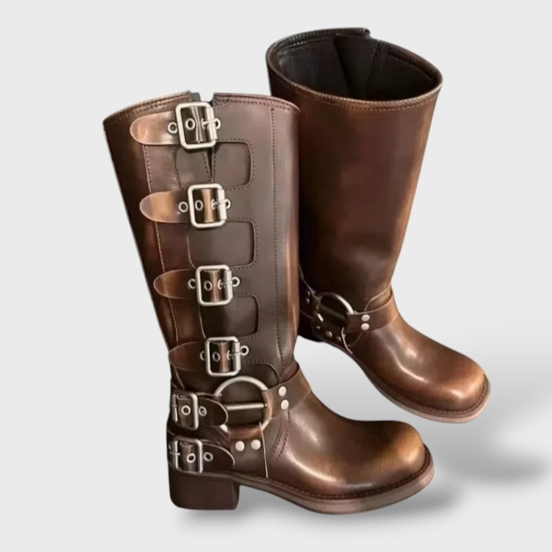 Botas de pele mulher, cano alto com fivelas. Estilo moto para calçado feminino confortável e na moda.