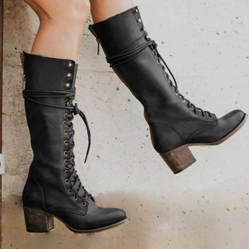 Calçado feminino: botas militares de couro castanho cano alto, robustas e com atacadores para o inverno.