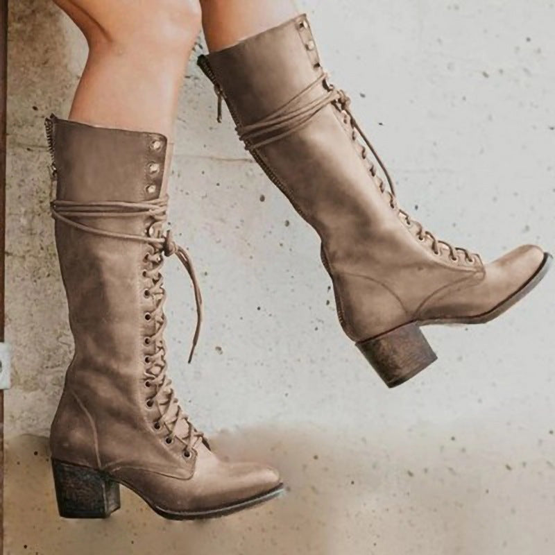 Botas militares femininas de couro preto, cano alto e design moderno, um must-have para mulher no outono.