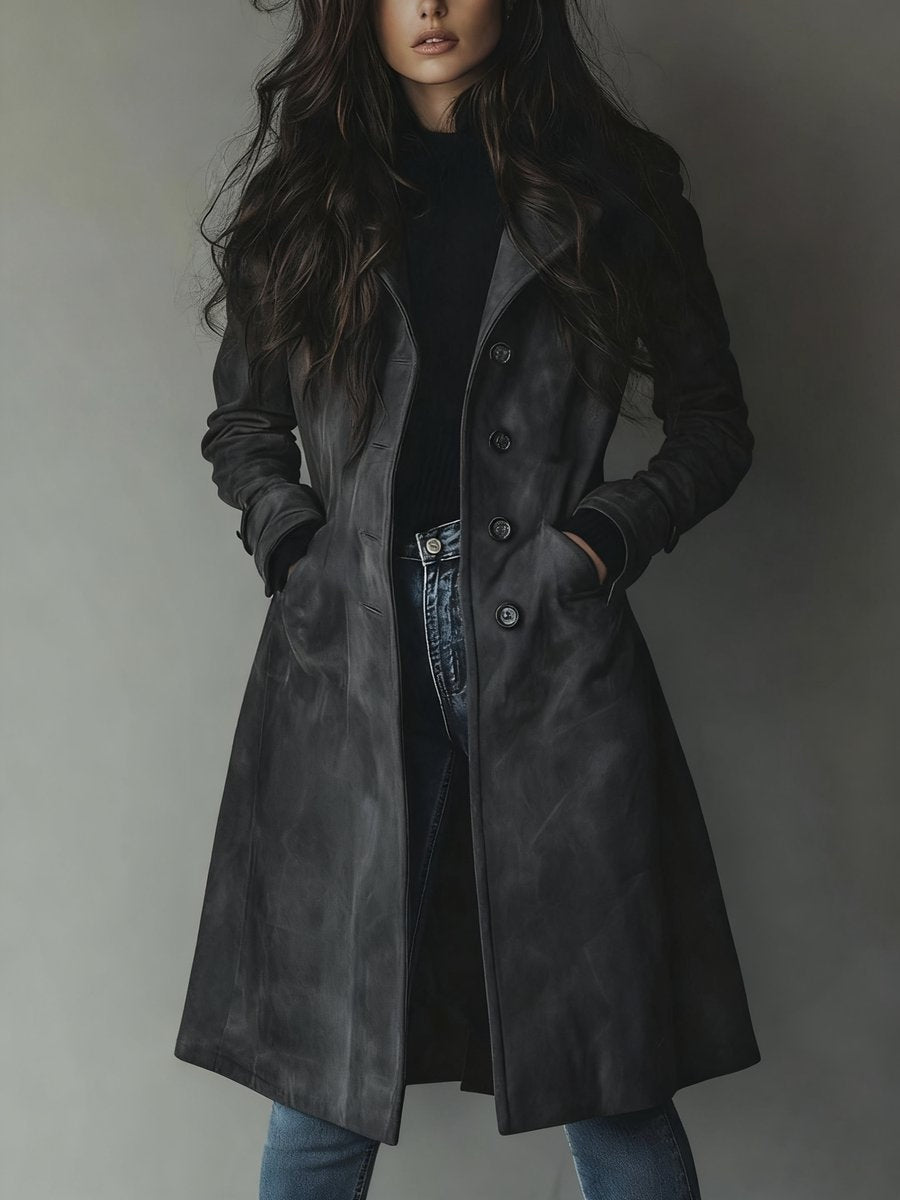 Gabardina elegante de camurça midi para mulher, com destaque para a dupla fileira de botões, roupa exterior outono.