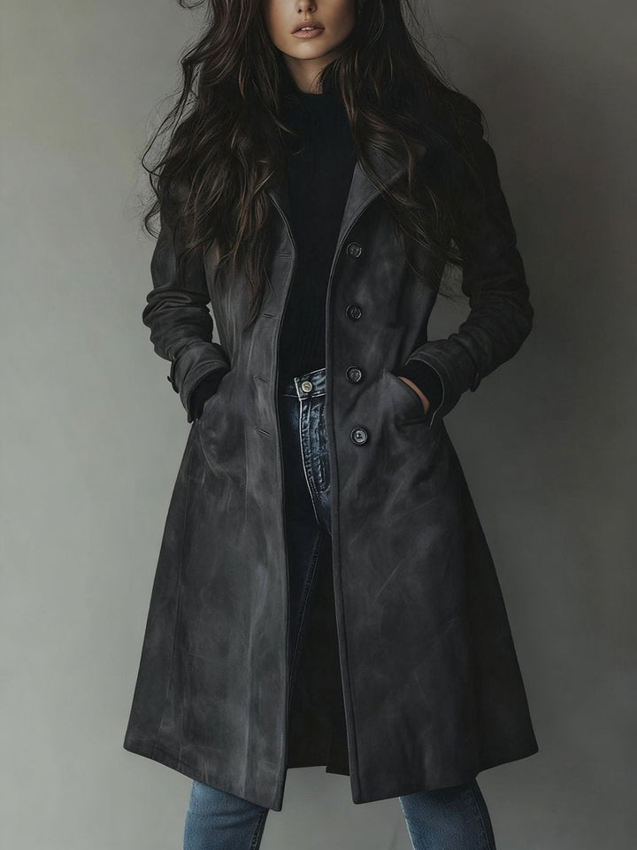 Gabardina elegante de camurça midi para mulher, com destaque para a dupla fileira de botões, roupa exterior outono.