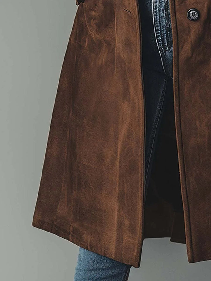 Moda feminina: gabardina midi de camurça, sobretudo elegante com dupla fileira de botões, ideal para o outono.