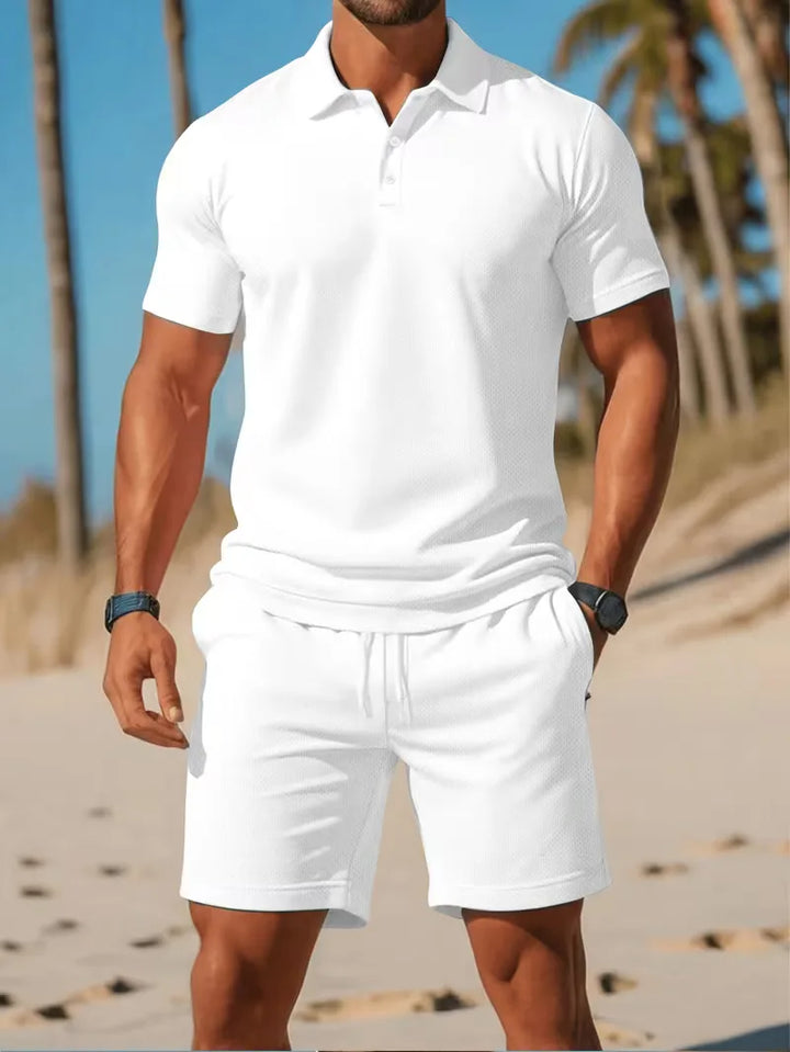 Roupa de verão masculina: polo e shorts para homem. Perfeito para conforto diário.