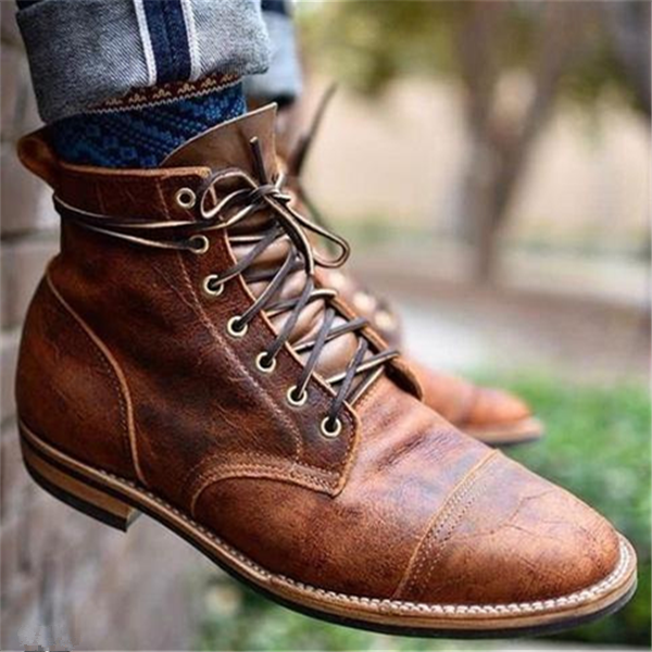 Calçado masculino marrom retrô, ideal para caminhadas casuais e aventuras, combinando conforto e estilo.