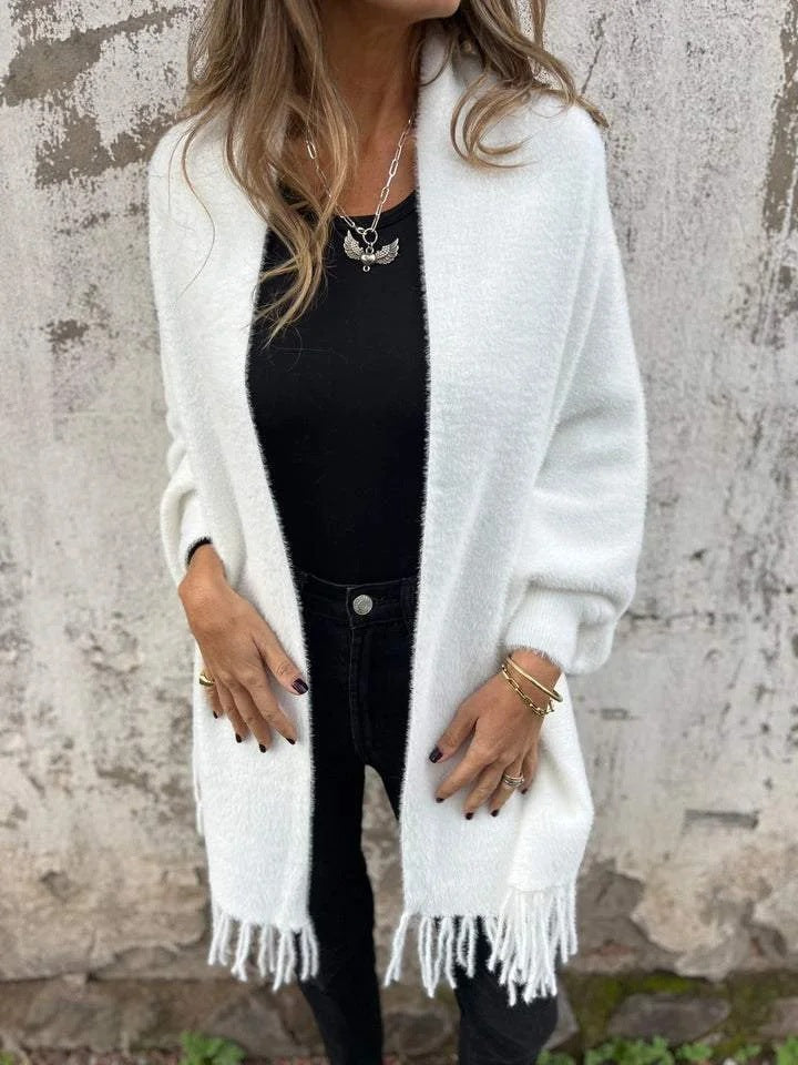 Confortável casaco feminino de franjas, unindo estilo e tendência para outono/inverno com elegância.