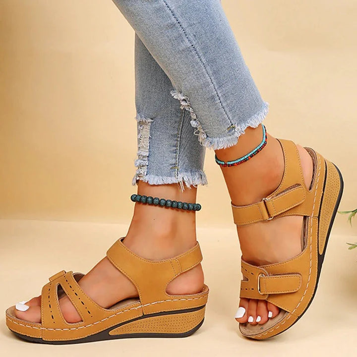 Design elegante de sandálias femininas com benefícios ortopédicos para a saúde dos pés no verão.