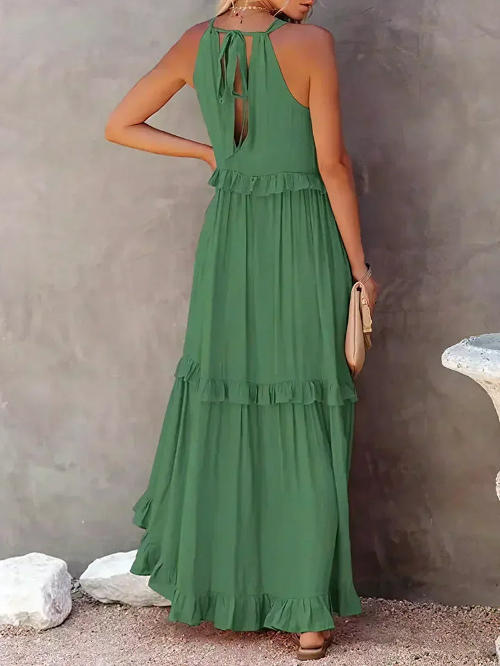 Vestido longo feminino com babados e alças finas. Elegância e fluidez para dias quentes.