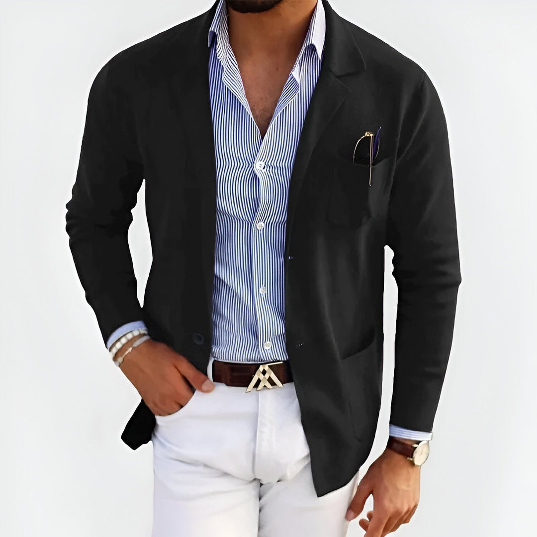 Jaqueta masculina versátil, leve e básica, ótima para compor looks de outono/primavera com conforto e elegância.