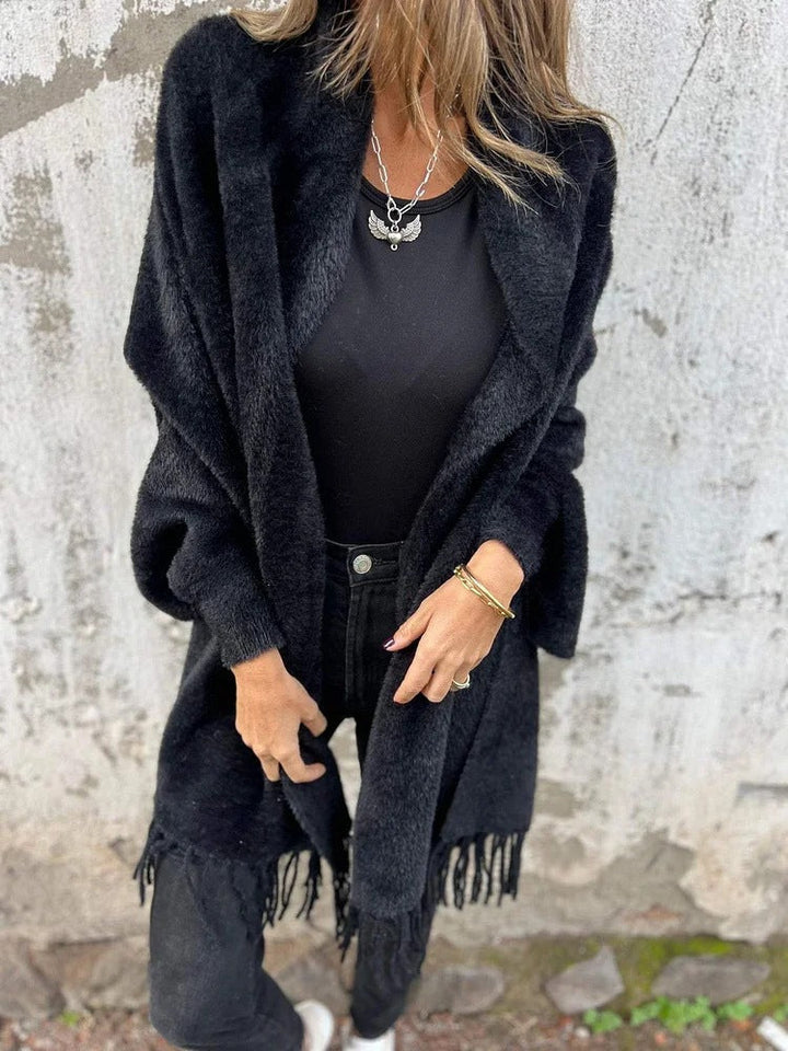 Casaco feminino elegante com franjas, ideal para moda inverno e estilo moderno.