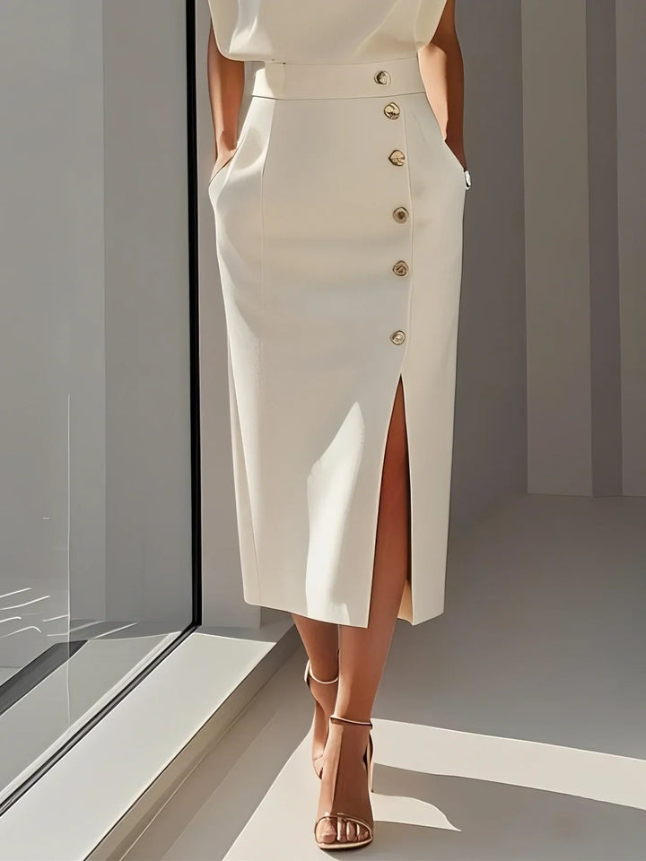 Vista o verão com este vestido midi elegante, decote redondo, fenda sutil. Feminino e confortável.