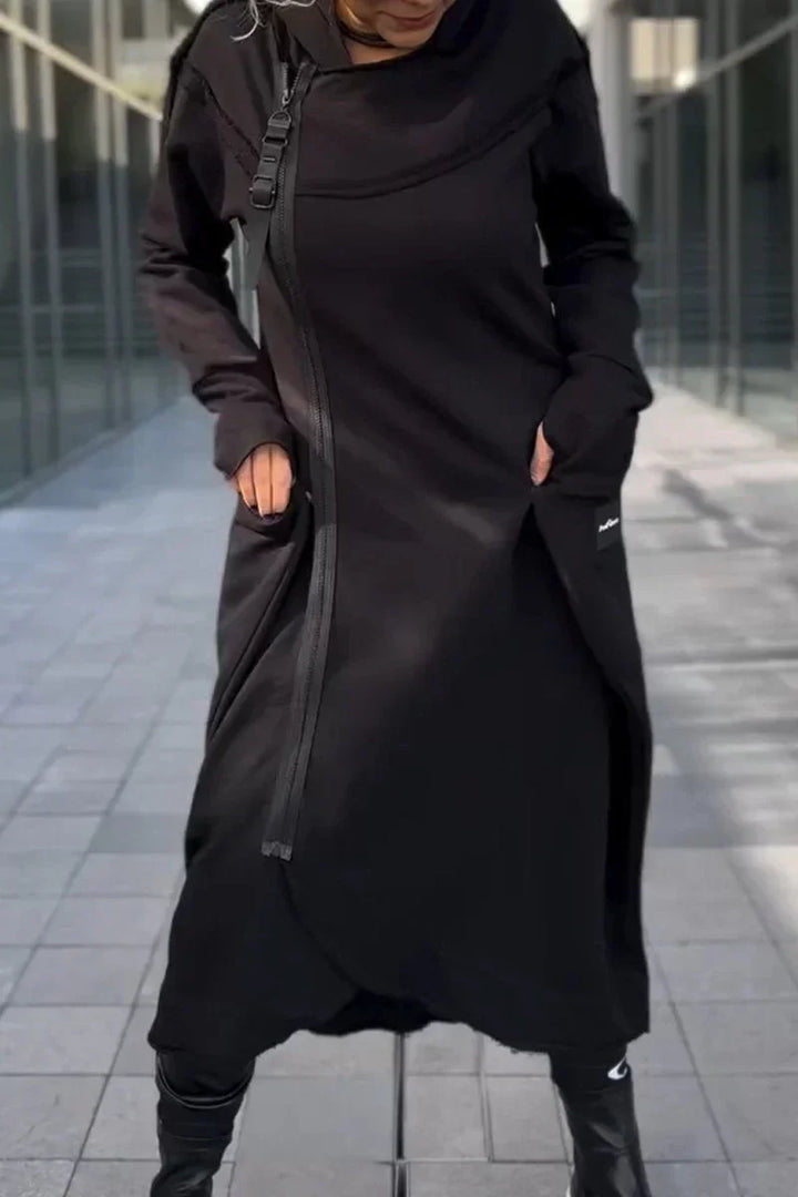 Confortável moletom longo feminino com capuz e zíper, peça chave para um guarda-roupa outono-inverno.