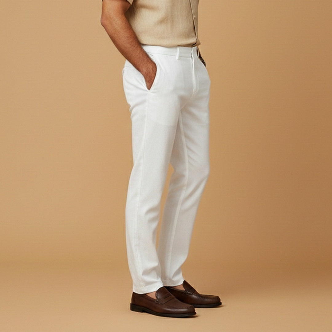 Homem com calças masculinas casuais de cintura elástica e corte relaxado, destacando a moda masculina e o estilo casual.