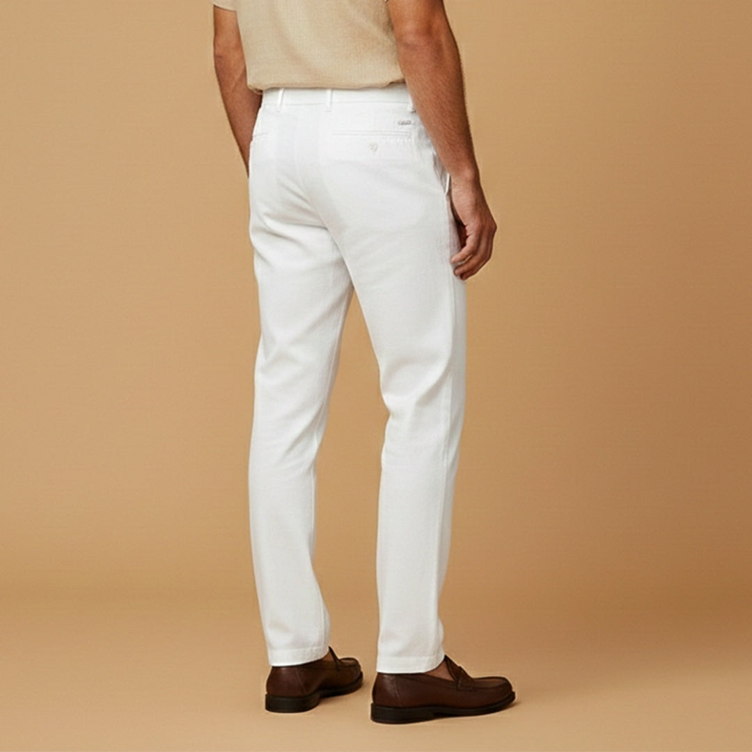 Detalhe da cintura elástica em calças masculinas de corte relaxado, oferecendo ajuste perfeito e conforto no dia a dia.