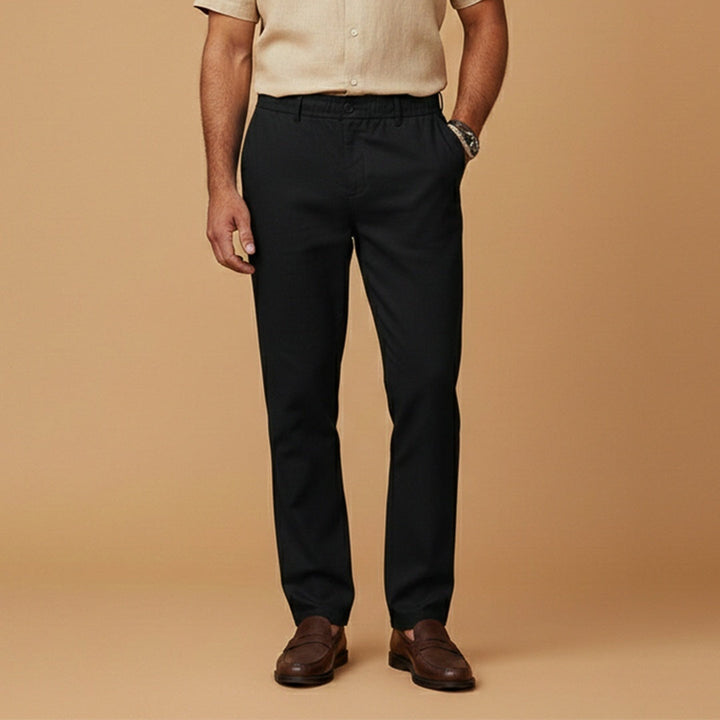 Calças masculinas de corte relaxado para o verão, com cintura elástica, proporcionando frescor e um estilo casual moderno.