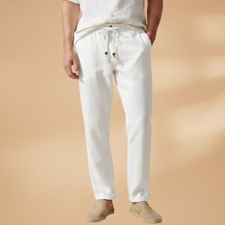 Detalhe do cordão ajustável em calças chino slim masculinas, ideal para um ajuste perfeito e look descontraído.