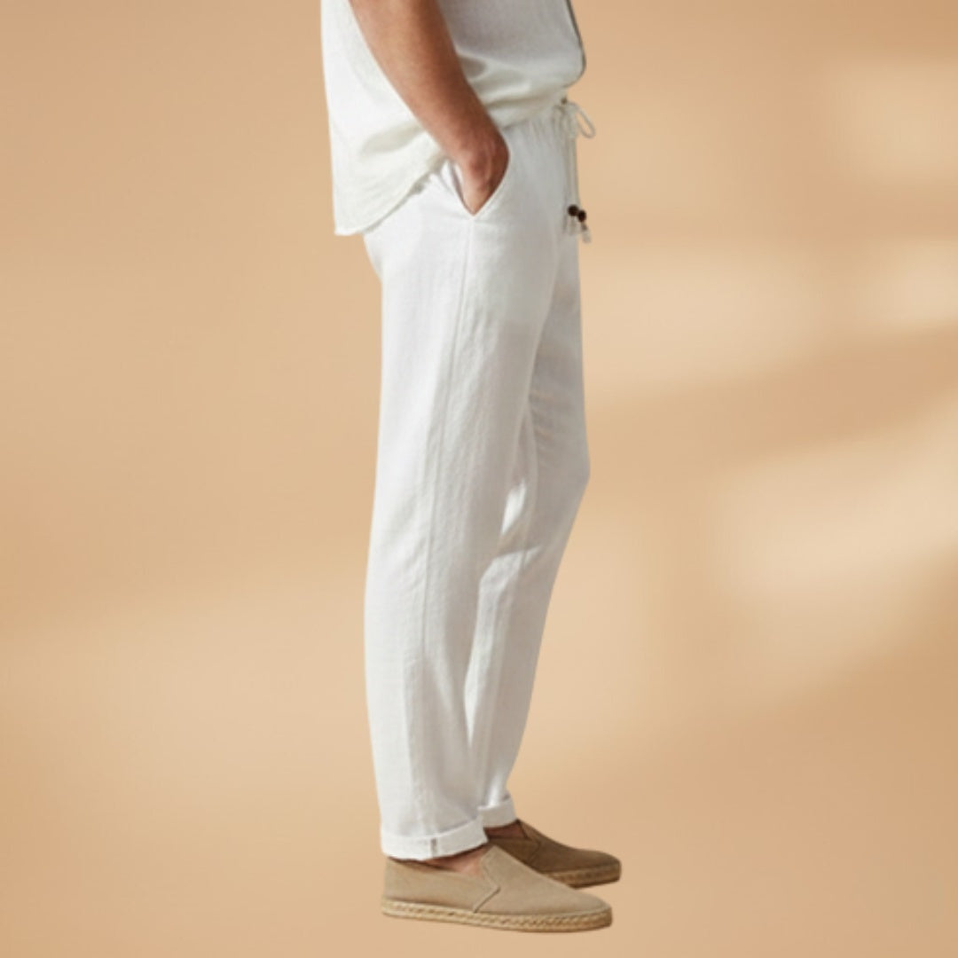 Corte slim fit em calças chino de homem, com cordão, moderno e elegante para moda masculina casual.