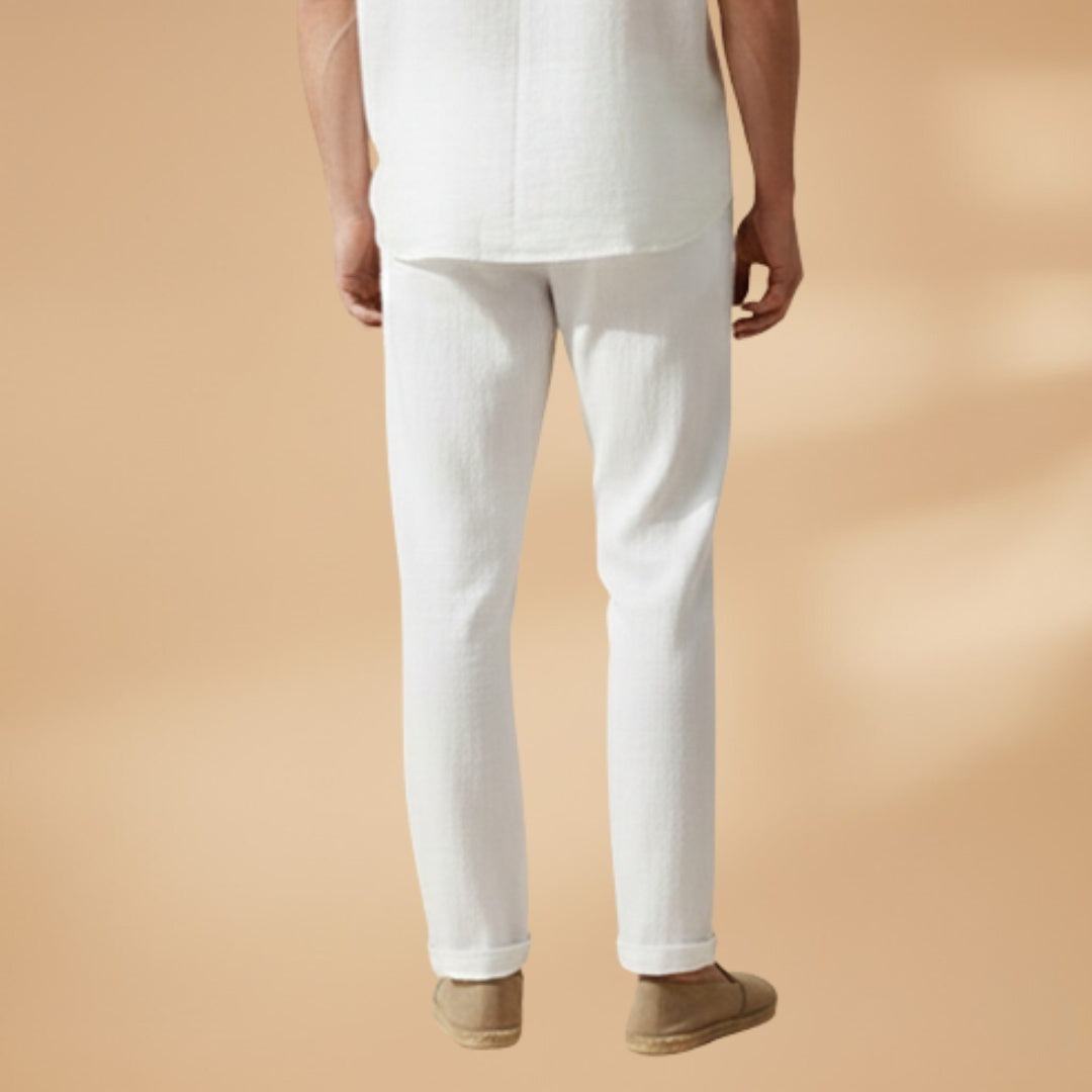 Homem com calças chino slim com cordão, visual casual e confortável para o dia a dia ou eventos descontraídos.