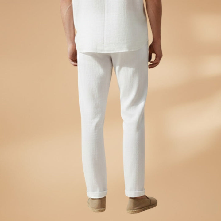 Homem com calças chino slim com cordão, visual casual e confortável para o dia a dia ou eventos descontraídos.