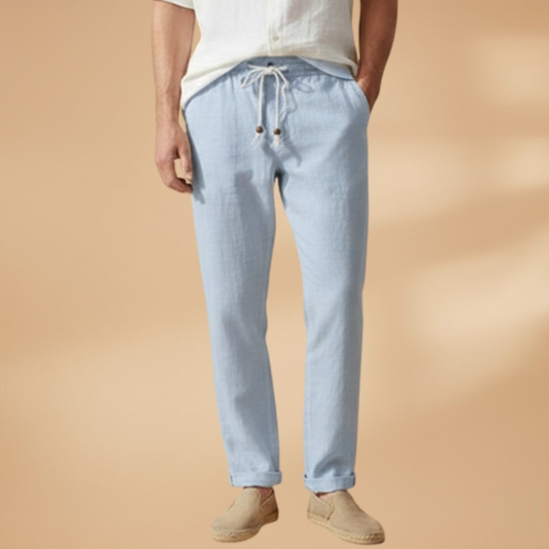 Vista lateral das calças chino slim masculinas, destacando o corte moderno e o cordão estiloso, conforto garantido.