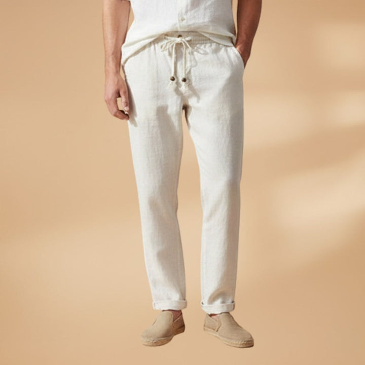 Versatilidade das calças chino slim para homem, com cordão, perfeitas para combinar com camisas ou t-shirts.