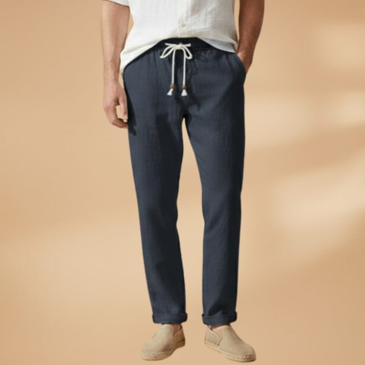 Calças chino de homem em cor neutra, slim fit e com cordão, um must-have para um guarda-roupa masculino versátil.