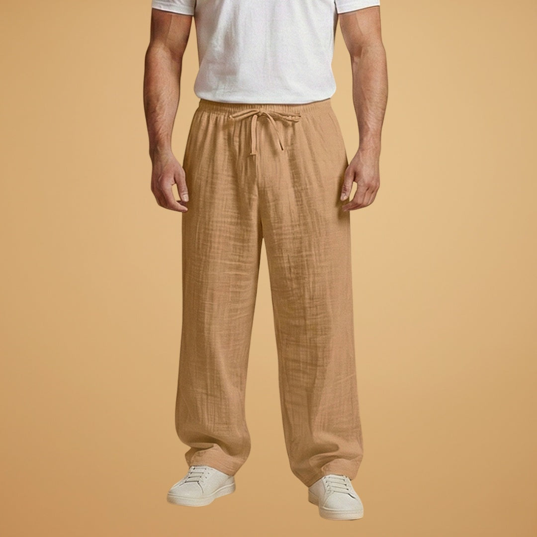 Detalhe das calças de linho masculinas, perna larga e cintura elástica. Conforto e elegância casual.