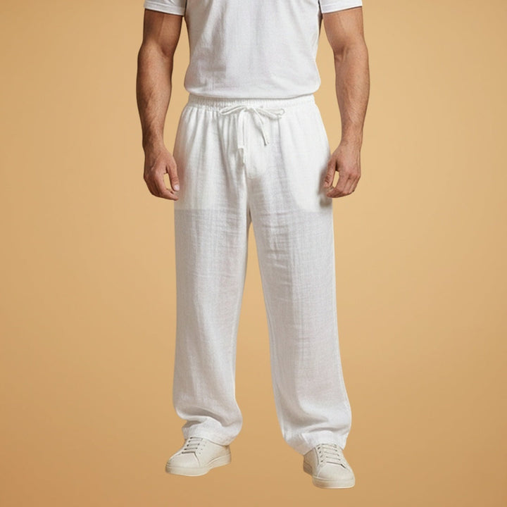 Modelo usando calças de linho masculinas, perna larga, cintura elástica. Ideal para look casual de verão.