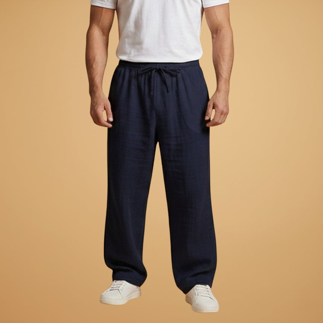 Homem vestindo calças de linho perna larga com cintura elástica, look casual e respirável de verão.