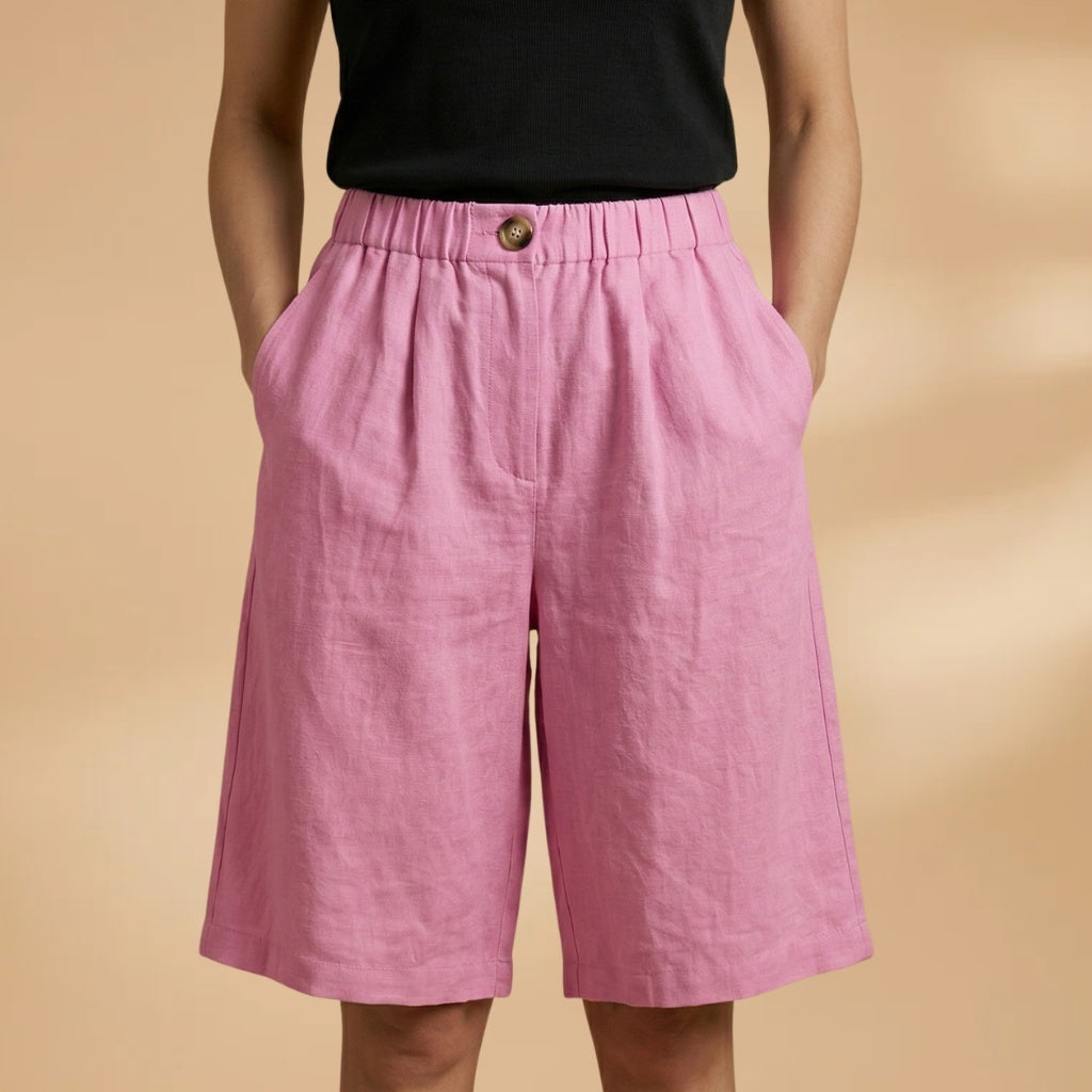 Calções midi femininos com cintura elástica, essenciais para a moda mulher no verão.