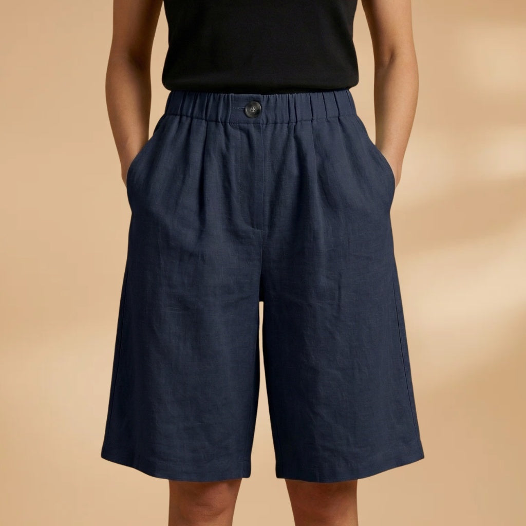 Bermuda feminina confortável e versátil, com cintura elástica, para um estilo casual moderno.