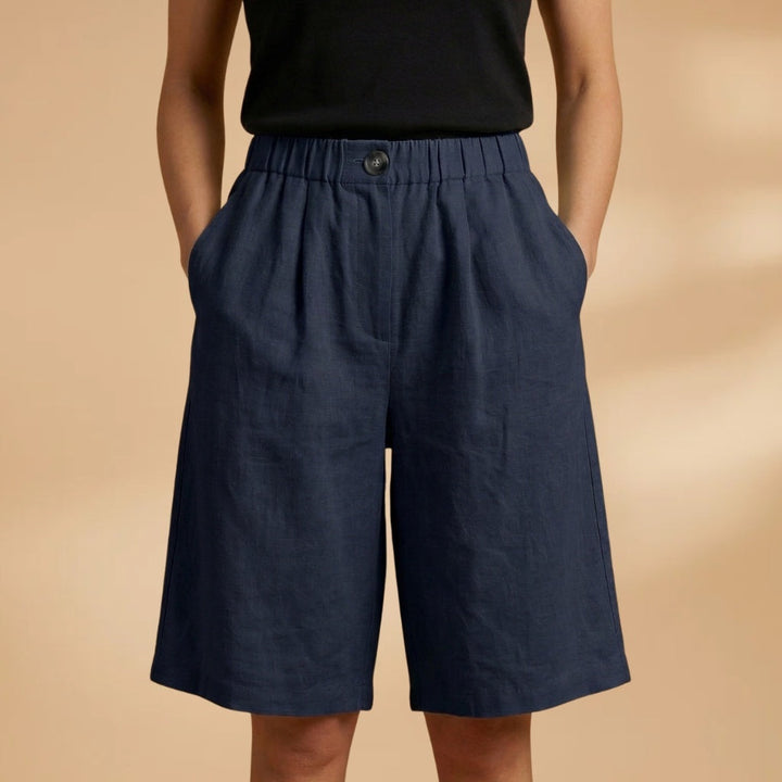 Bermuda feminina confortável e versátil, com cintura elástica, para um estilo casual moderno.