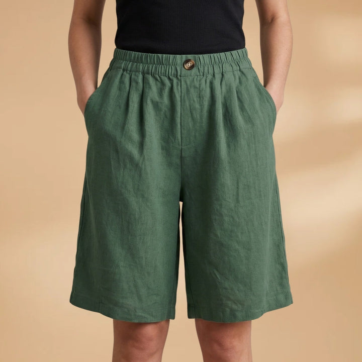 Calções bermuda femininos para o verão, com cintura elástica, combinando conforto e praticidade.