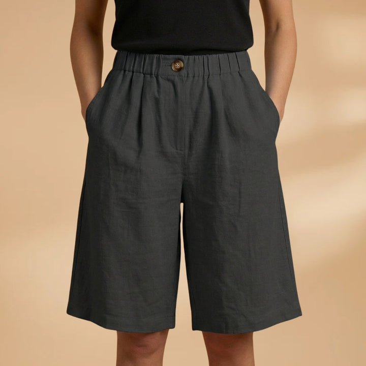 Bermuda casual feminina de cintura alta elástica, perfeita para dias quentes e atividades diárias.