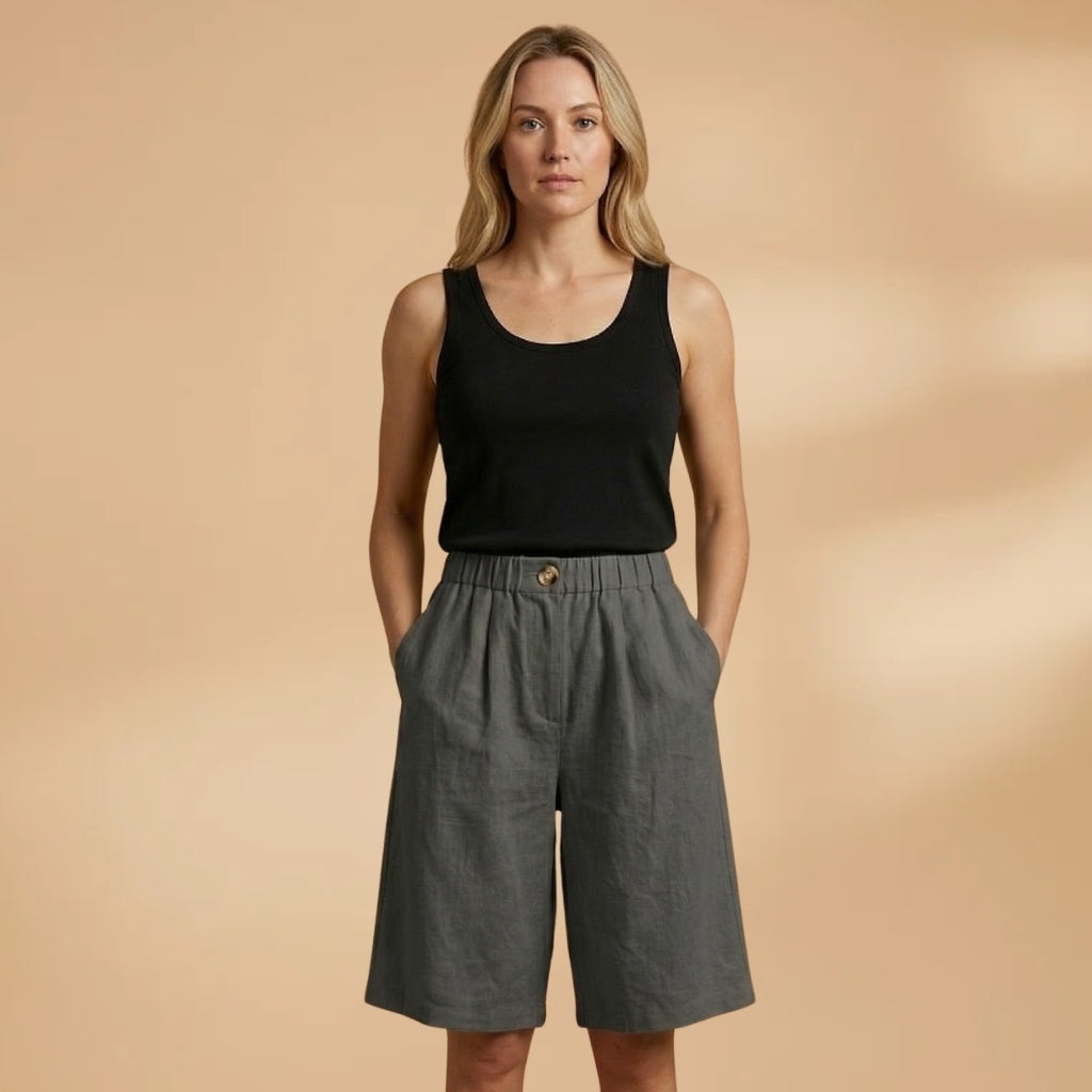 Bermuda feminina midi de cintura alta, ideal para o verão, com tecido respirável e ajuste elástico.