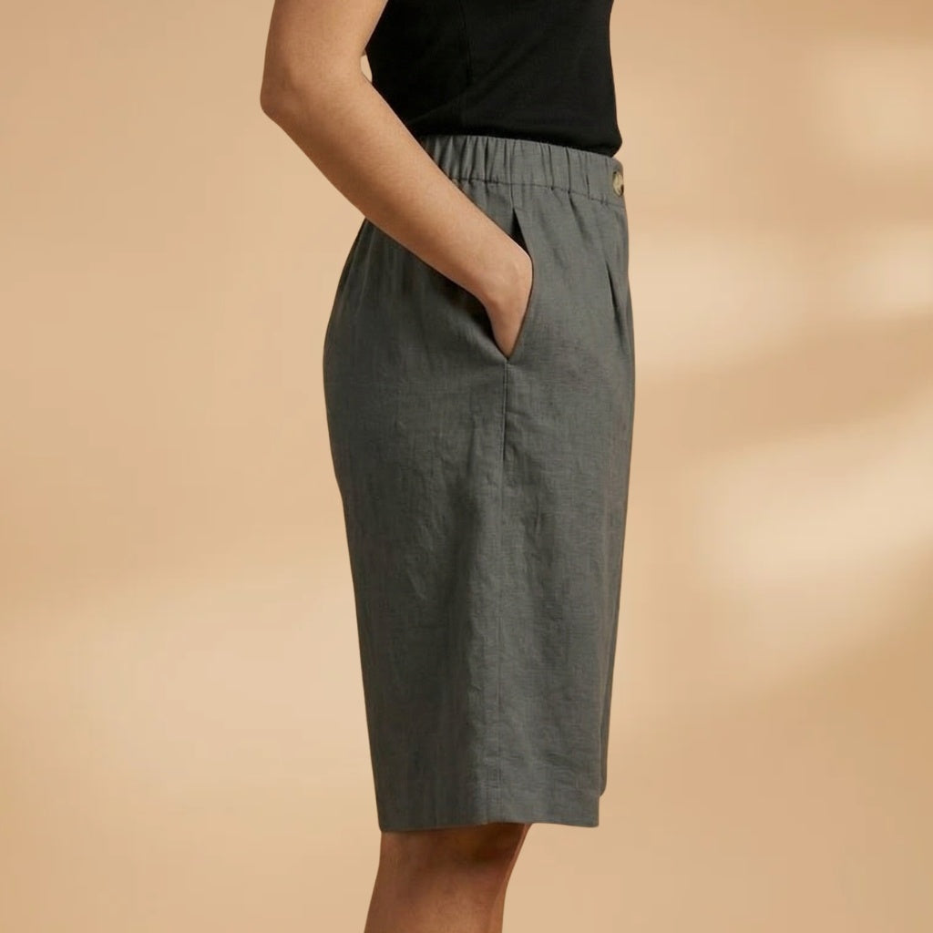 Moda mulher: Bermuda confortável de cintura elástica, perfeita para o verão e momentos de lazer.