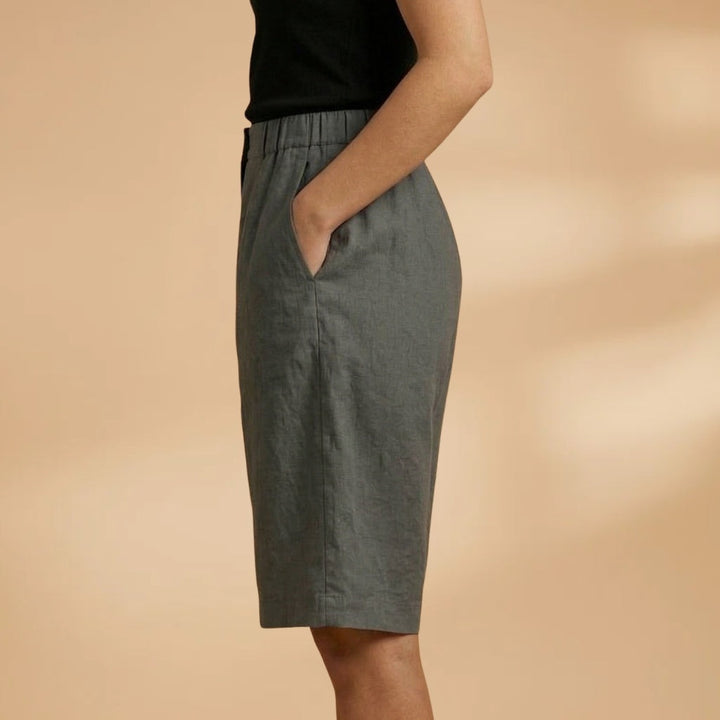Calções bermuda femininos de verão, cintura elástica para conforto e um look casual elegante.