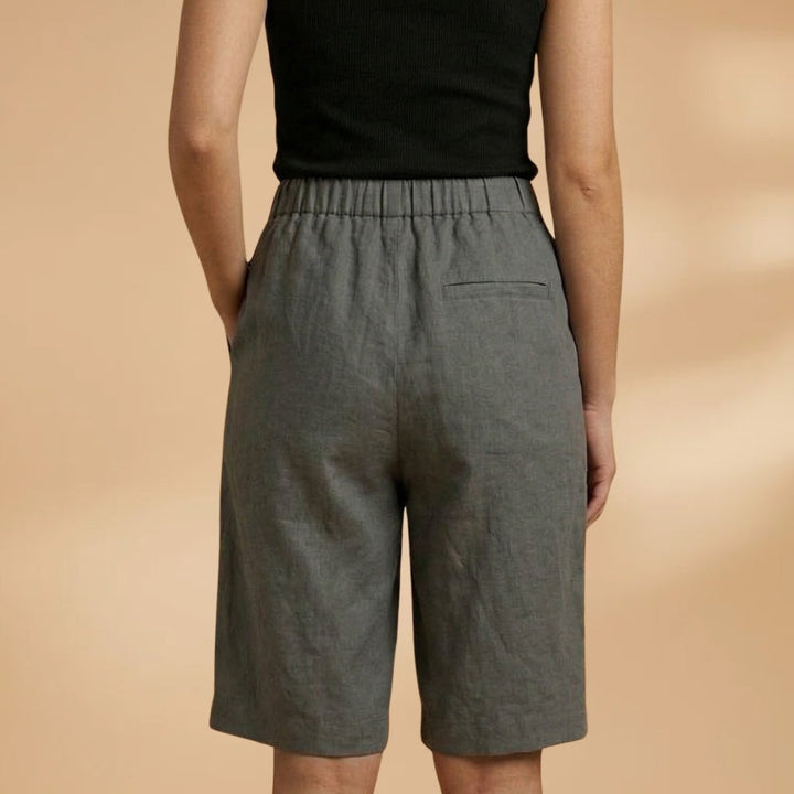 Bermuda midi feminina com cintura alta elástica, peça versátil para a roupa do dia a dia.
